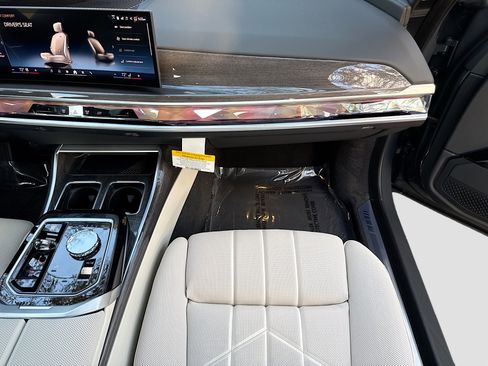 New 2026 BMW 750e xDrive image 18