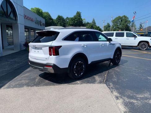 Used 2025 Kia Sorento S image 8