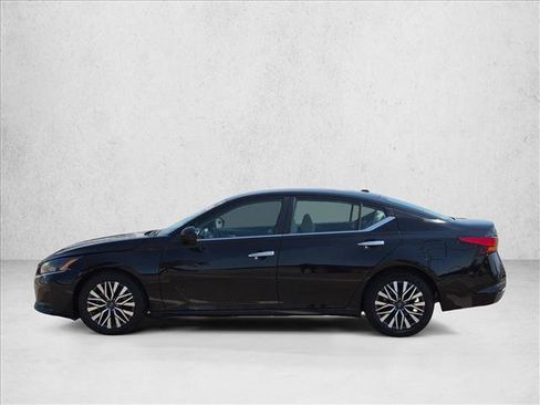 Used 2025 Nissan Altima 2.5 SV FWD image 9