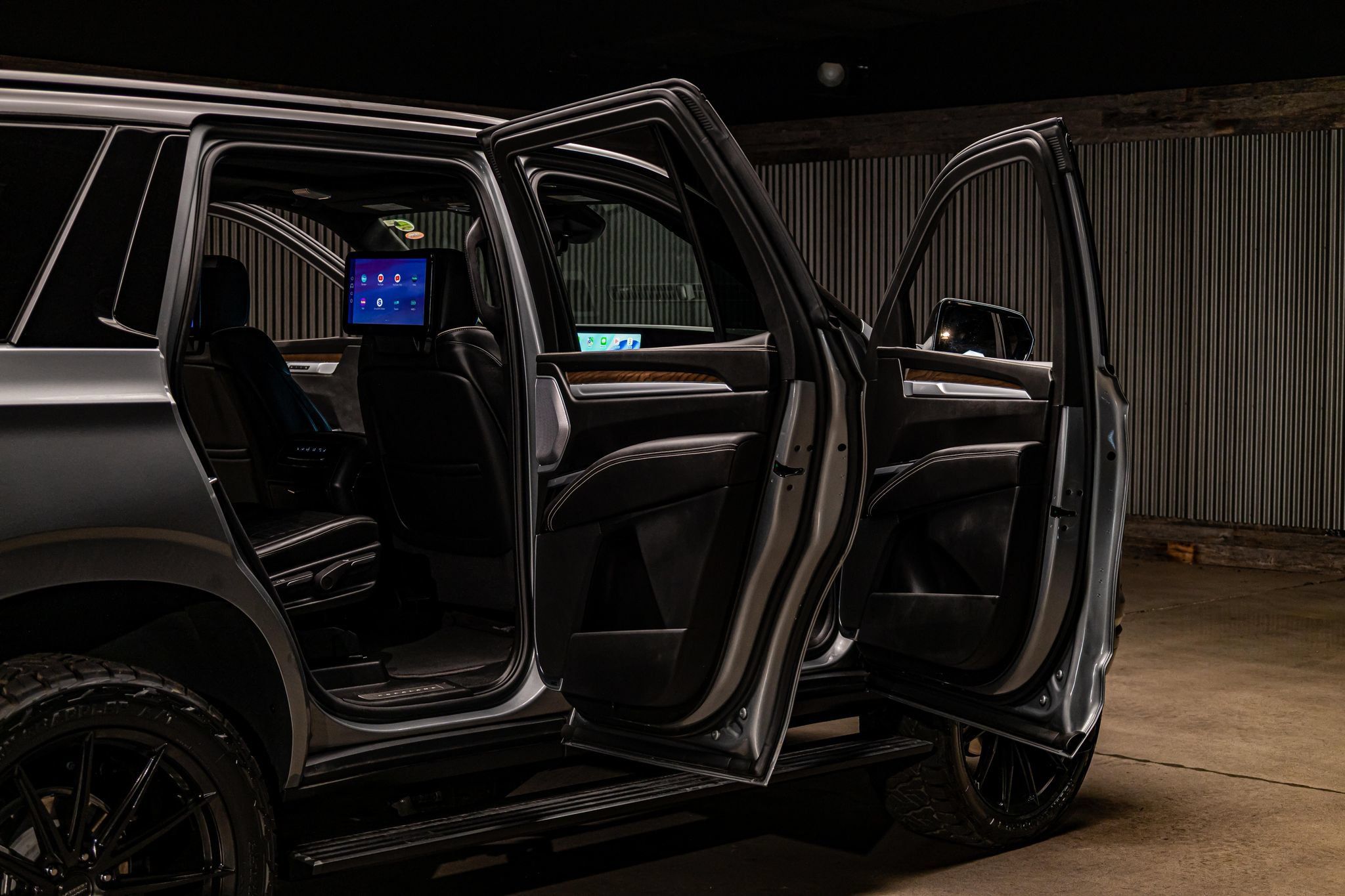 Used 2026 Cadillac Escalade Platinum Sport w/ LPO, ONYX Package AWD/4WD image 38