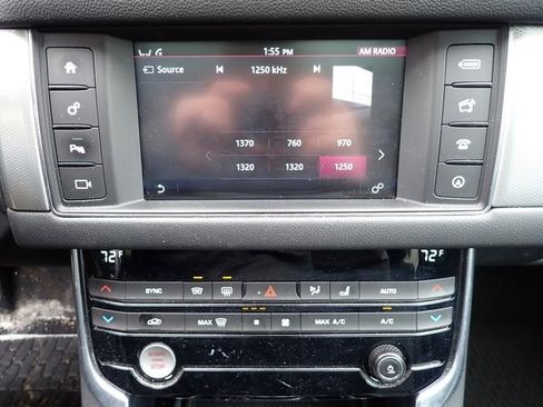 Used 2018 Jaguar XF Premium image 14