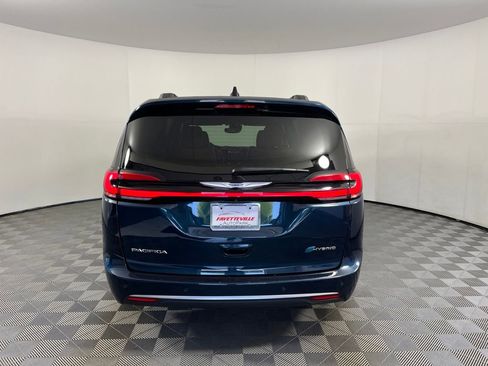 Used 2023 Chrysler Pacifica Pinnacle FWD image 17