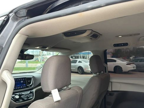 Used 2017 Chrysler Pacifica Touring image 38