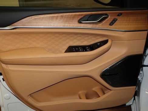 New 2022 Jeep Grand Cherokee Summit image 14