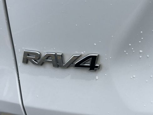 Used 2019 Toyota RAV4 LE w/ Carpet Mat Package AWD/4WD image 7