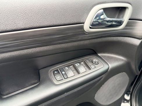 Certified 2022 Jeep Grand Cherokee Laredo X image 21