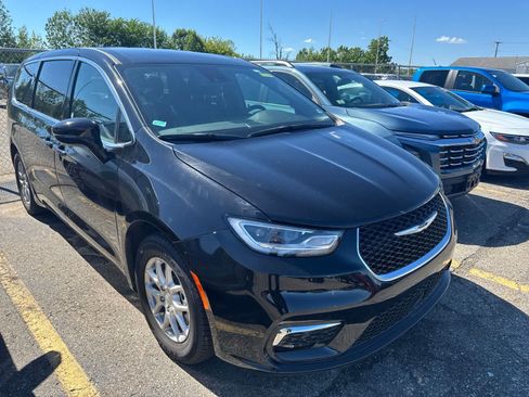 Used 2025 Chrysler Pacifica Select FWD image 9