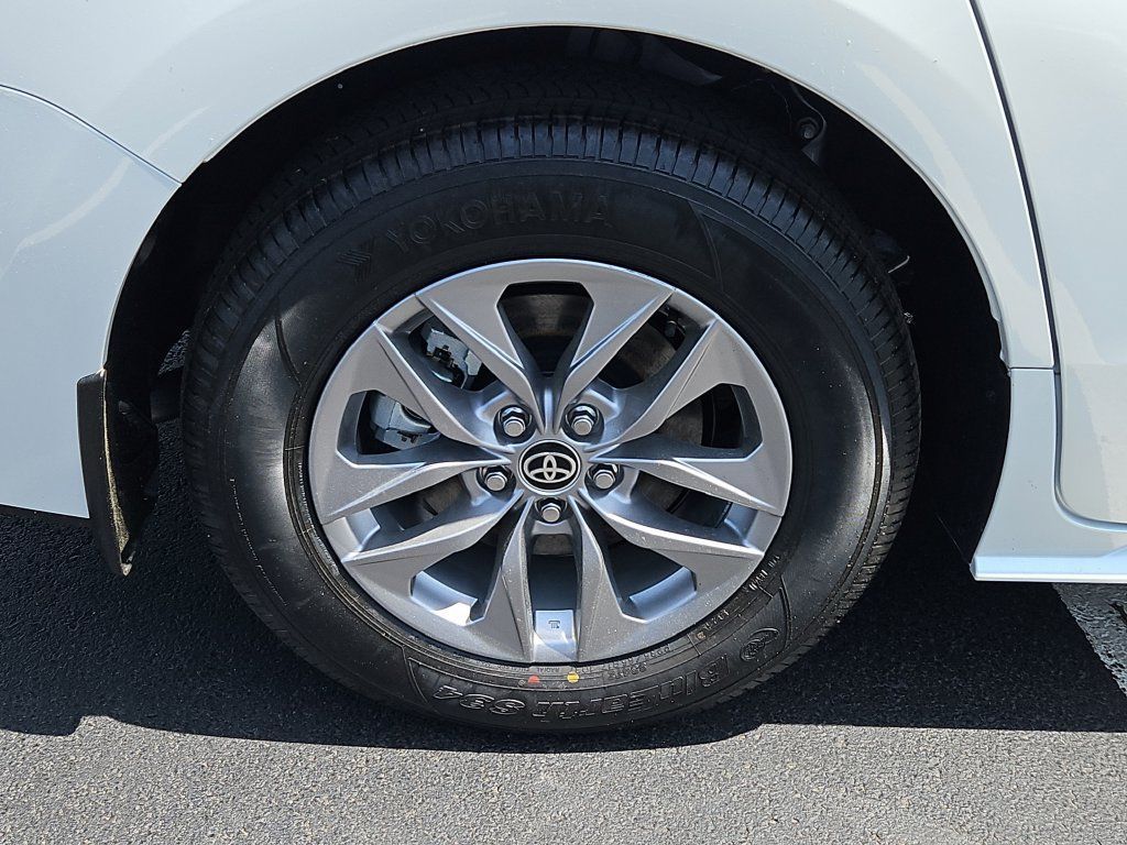 New 2026 Toyota Sienna XLE AWD/4WD image 5