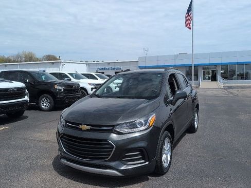 Used 2017 Chevrolet Trax LT w/ LT Convenience Package FWD image 1