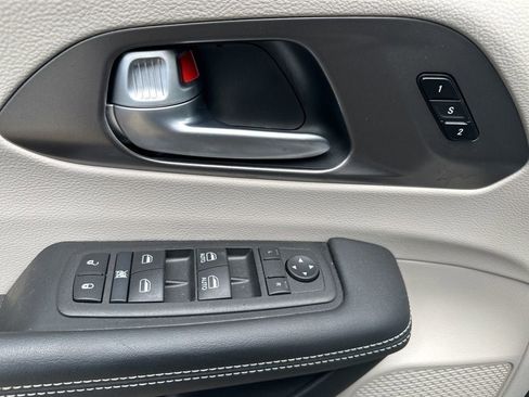 Used 2024 Chrysler Pacifica Touring-L AWD/4WD image 17