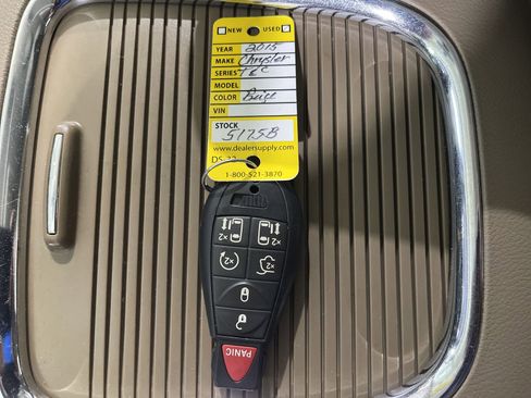 Used 2015 Chrysler Town & Country Limited Platinum image 31