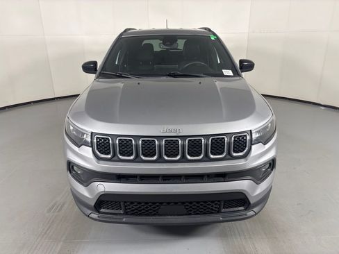 Used 2024 Jeep Compass Latitude AWD/4WD image 3