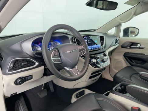 Used 2023 Chrysler Pacifica Touring-L image 3