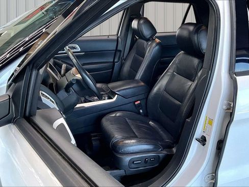 Used 2014 Ford Explorer XLT w/ Equipment Group 202A AWD/4WD image 21