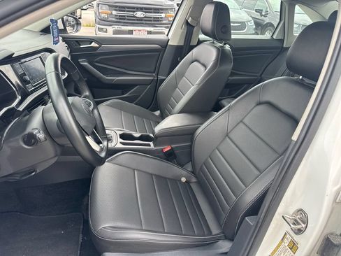 Used 2023 Volkswagen Jetta SE FWD image 2