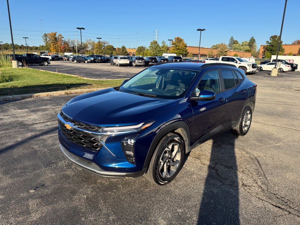 Used 2024 Chevrolet Trax LT w/ Driver Confidence Package FWD image 3