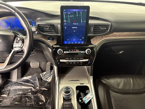 Used 2022 Ford Explorer Platinum w/ Premium Technology Package image 28