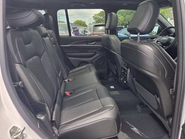 New 2026 Jeep Grand Cherokee Limited w/ Luxury Tech Group II RWD image 17
