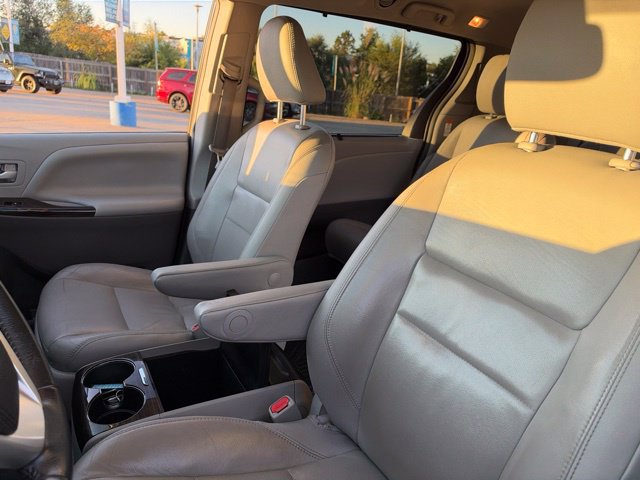 Used 2018 Toyota Sienna XLE FWD image 11