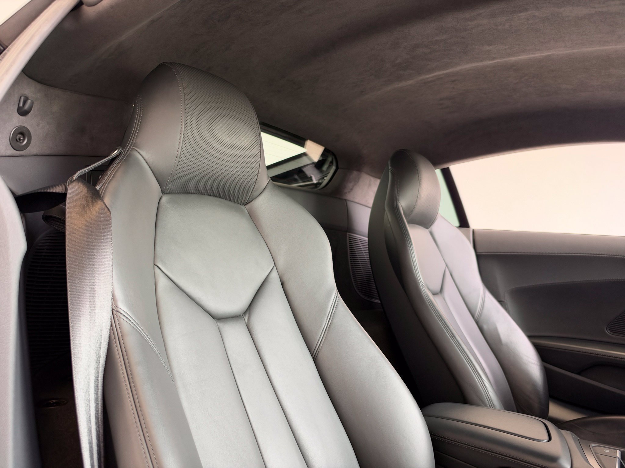 Used 2018 Audi R8 V10 w/ Premium Package RWD image 24