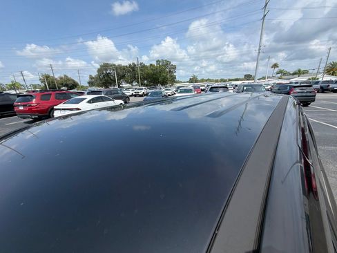 Used 2022 Kia Carnival LX FWD image 17