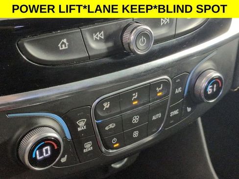 Used 2021 Chevrolet Traverse LT image 19