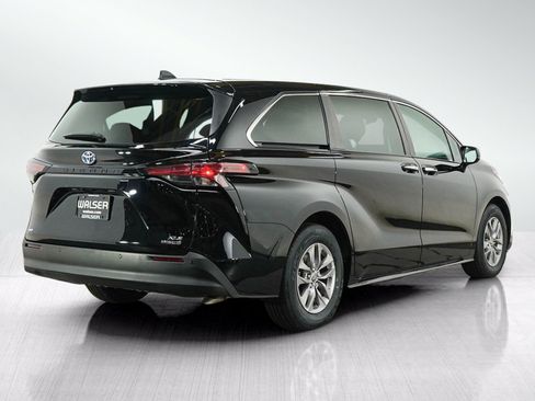 Used 2022 Toyota Sienna XLE AWD/4WD image 5