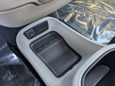 Used 2024 Chrysler Pacifica Touring-L image 31