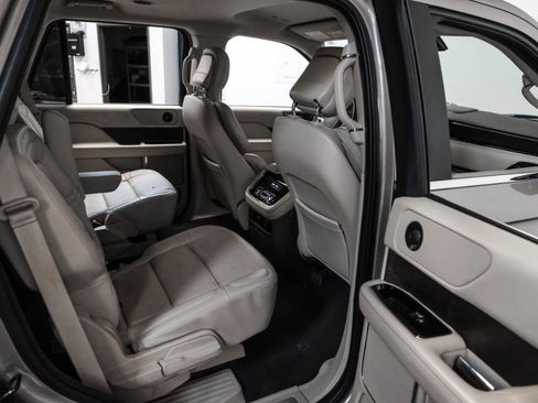 Used 2020 Lincoln Navigator 2WD image 33