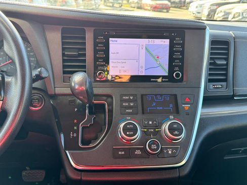 Used 2018 Toyota Sienna SE Premium image 21