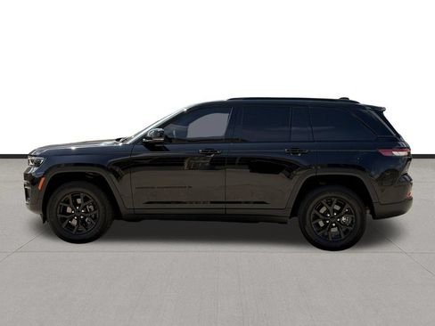 Used 2025 Jeep Grand Cherokee Altitude RWD image 8
