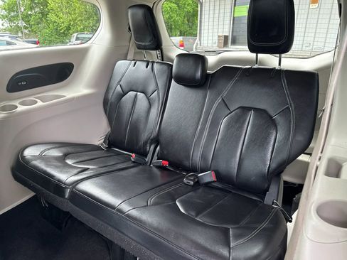 Used 2022 Chrysler Pacifica Touring-L w/ Uconnect Theater Family Group FWD image 24