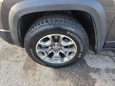 Used 2020 Jeep Cherokee Trailhawk w/ Cold Weather Group image 10