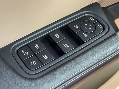 Used 2023 Porsche Cayenne w/ Premium Package AWD/4WD image 16