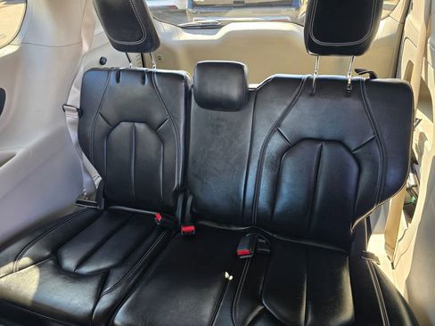 Certified 2023 Chrysler Pacifica Touring-L image 17