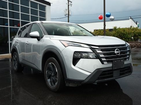 Used 2024 Nissan Rogue SV AWD/4WD image 3