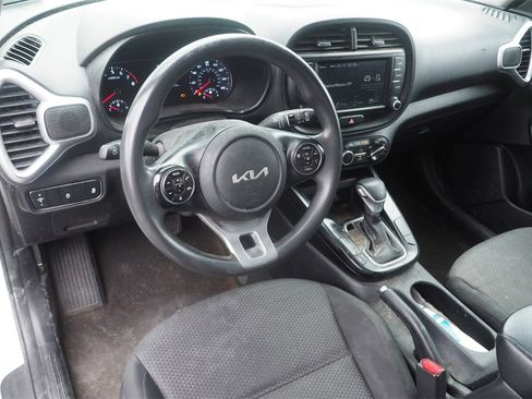 Used 2022 Kia Soul LX image 10