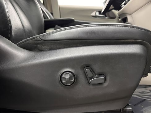 Used 2018 Chrysler Pacifica Limited w/ Advanced Safetytec Group FWD image 36