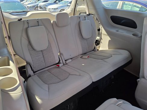 Used 2018 Chrysler Pacifica Touring Plus FWD image 11