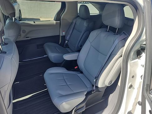 Used 2022 Toyota Sienna XLE FWD image 11
