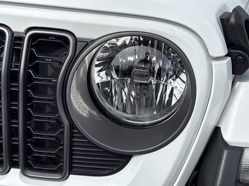 Certified 2025 Jeep Gladiator Sport image 12