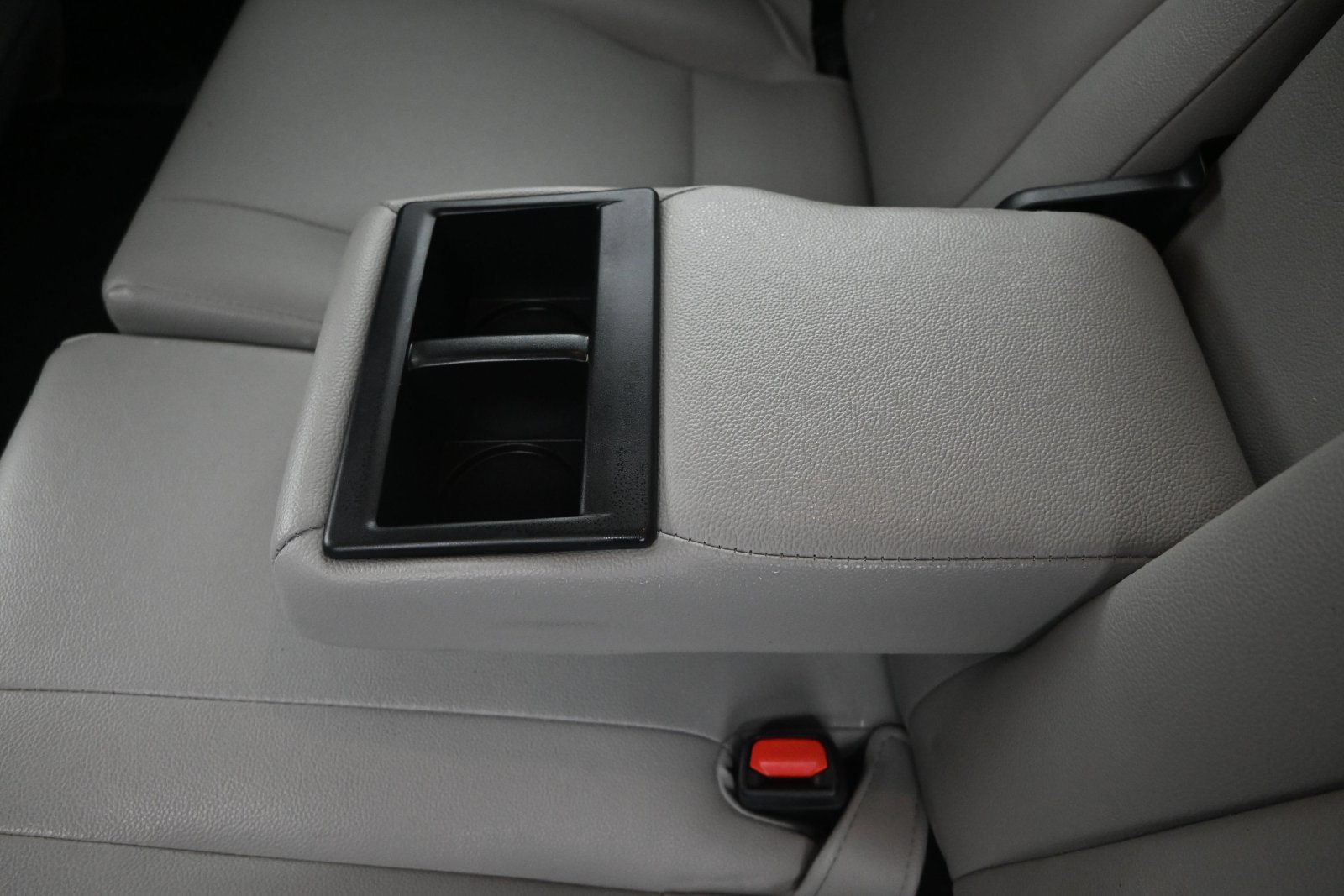 Used 2018 Toyota RAV4 LE FWD image 17
