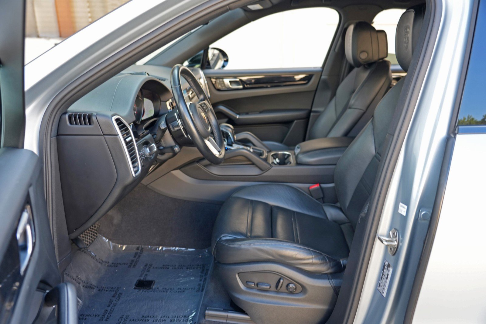 Used 2023 Porsche Cayenne Coupe w/ Premium Package AWD/4WD image 17