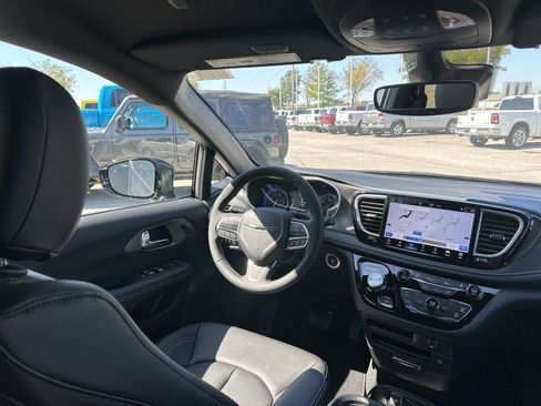 New 2026 Chrysler Pacifica Select image 50