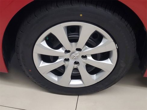 Used 2020 Toyota Corolla LE image 4