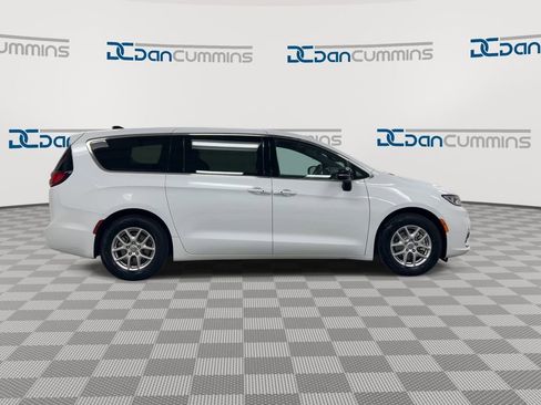 Used 2025 Chrysler Pacifica Select FWD image 9