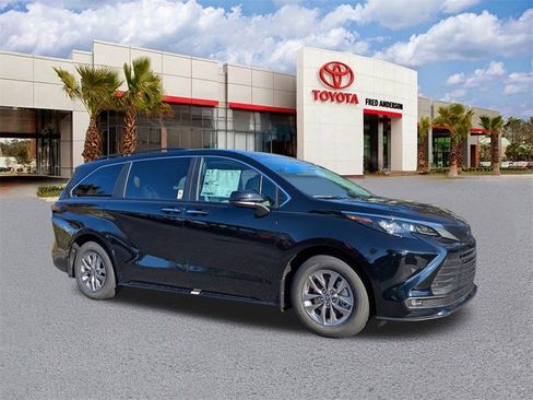 New 2026 Toyota Sienna XLE image 2