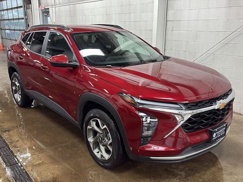 Used 2025 Chevrolet Trax LT w/ LT Convenience Package FWD image 2