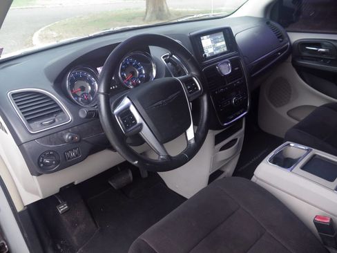Used 2011 Chrysler Town & Country Touring FWD image 8