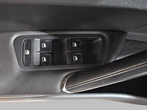 Used 2015 Volkswagen Golf S image 28